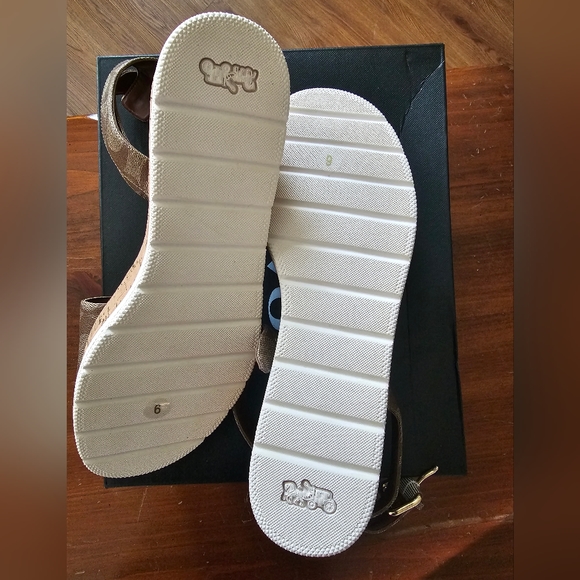 New authentic COACH, size 9 Tan sandals - Picture 3 of 4